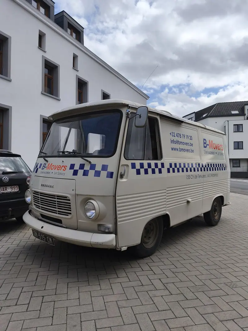 Camionnette de collection B-Movers garée dans la rue