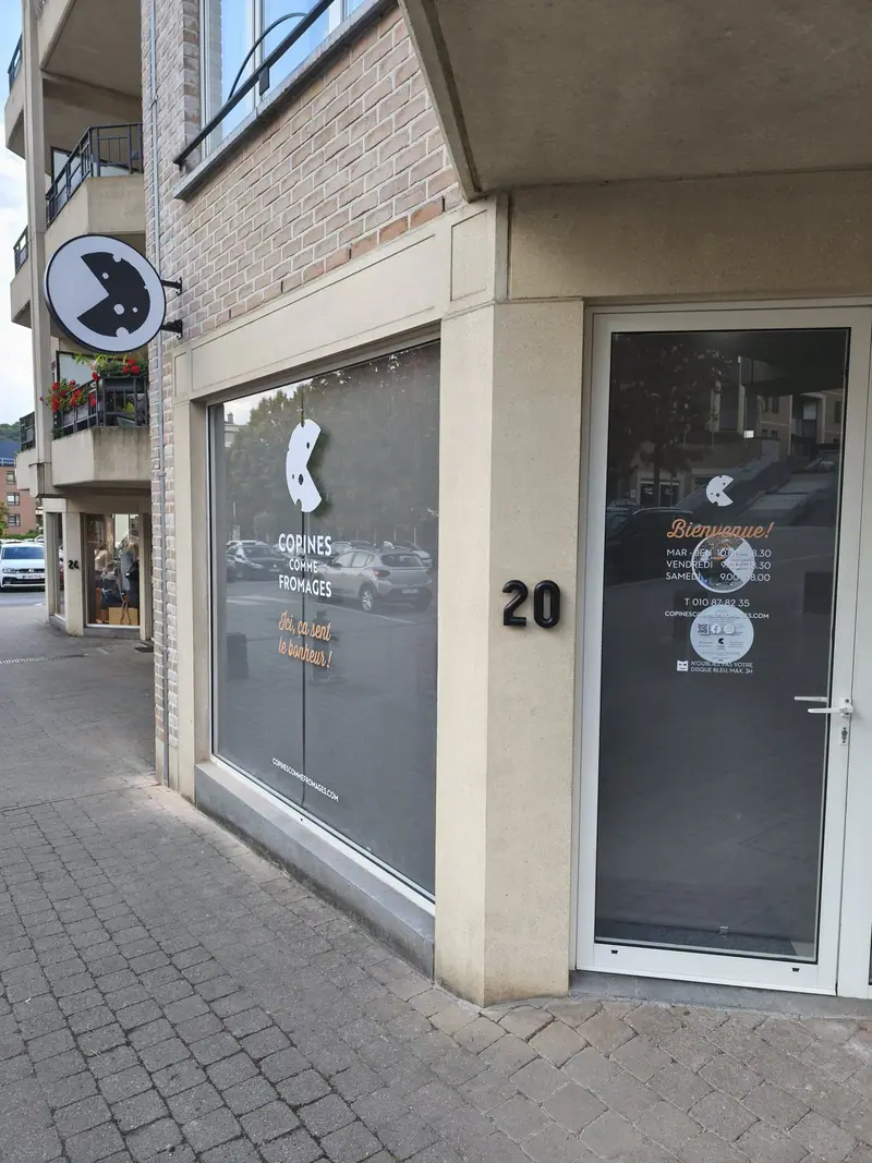 Copines comme fromages window and projecting sign