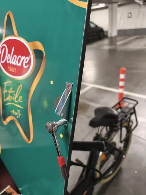 Close-up of the Delacre logo print on the cargo bike