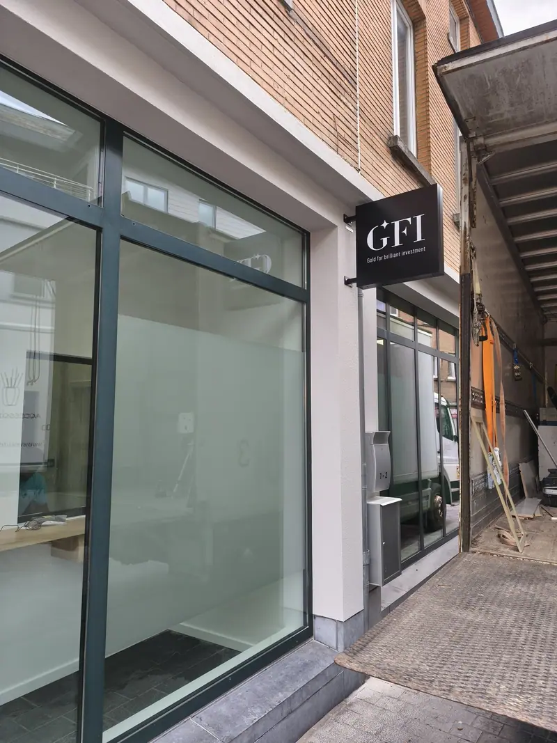 Façade GFI avec enseigne drapeau