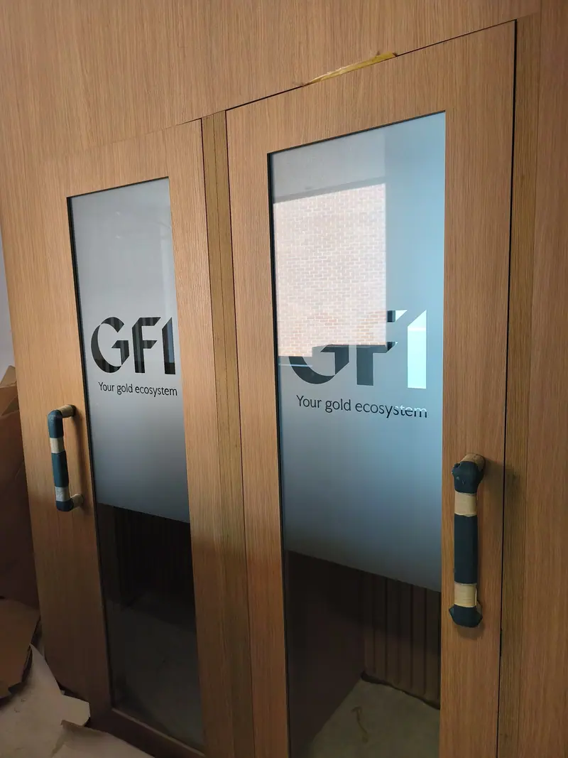 Portes vitrées GFI avec film sablé d’intimisation et logo