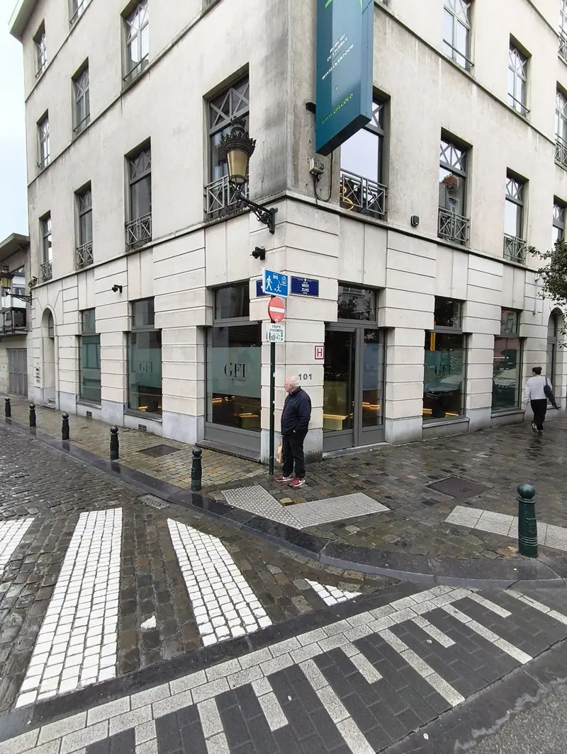 Vitrines sablées du bureau de change GFI