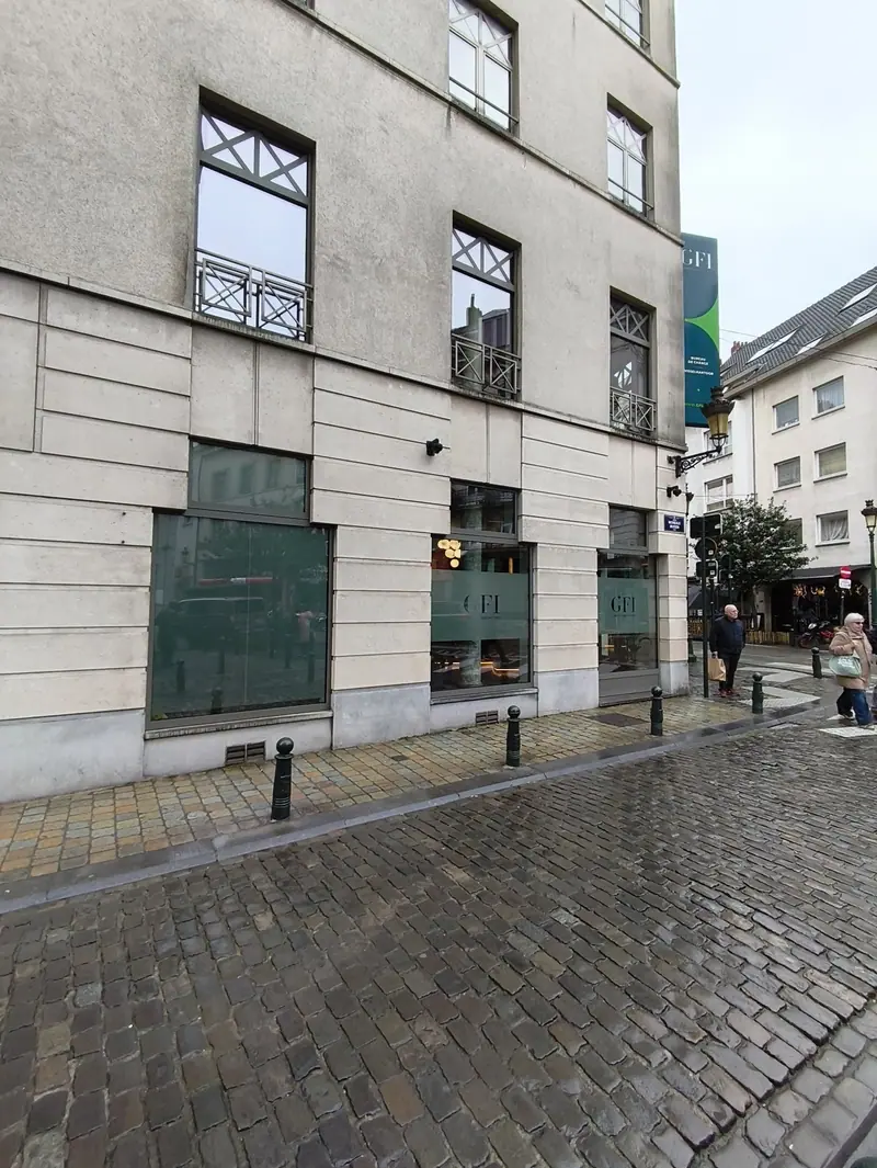 Vitrines du bureau de change GFI en angle de rue