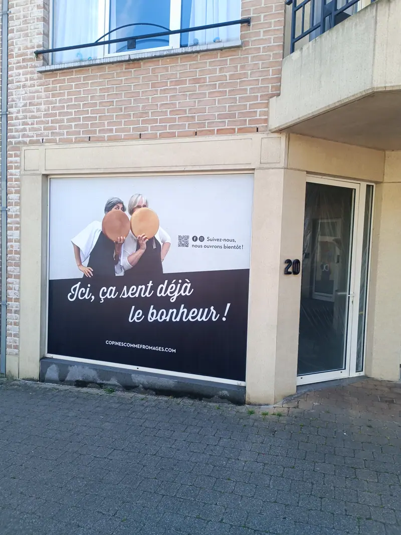 Large-format visual “Ici, ça sent déjà le bonheur” on a shop window