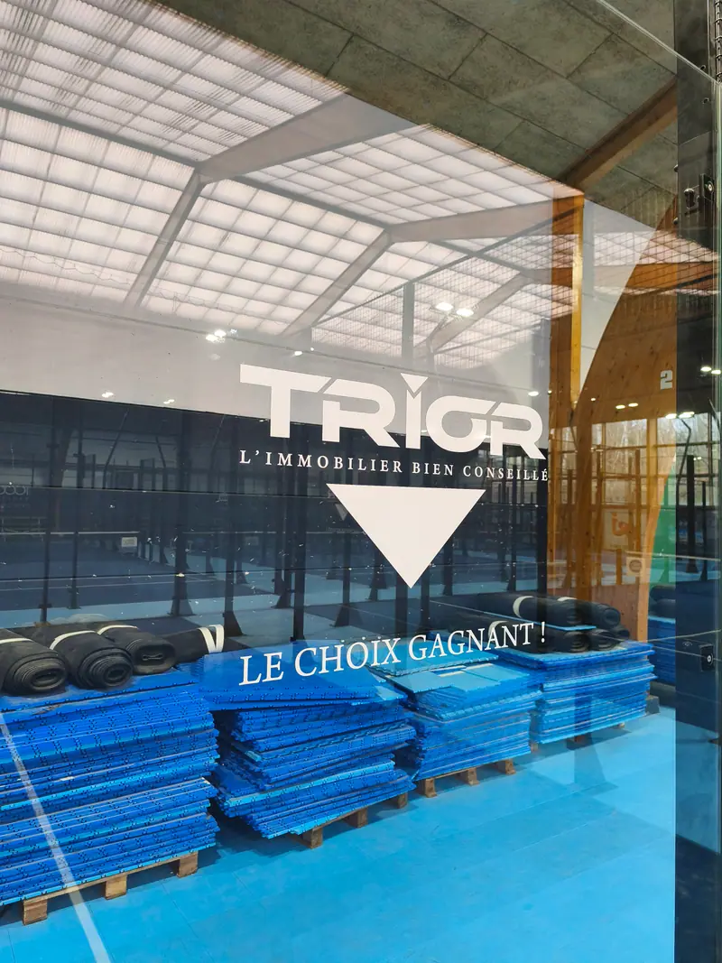 Trigr window graphics, “l’immobilier bien conseillé”, on a large glass window