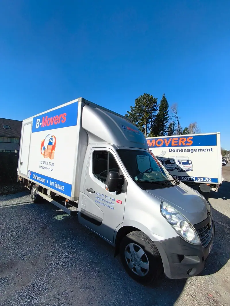 Camion de déménagement B-Movers avec lettrage et visuels adhésifs