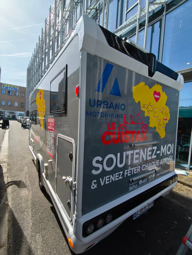 Urbano motorhome wrapped in Le Cuistax colours with the message Soutenez-moi