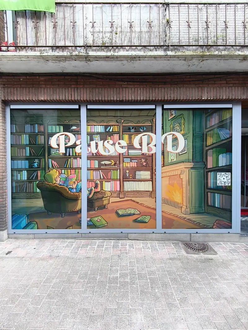 Illustrated Pause BD window depicting a bookcase