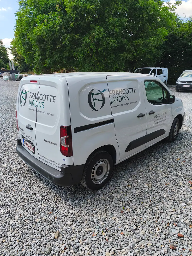 White Francotte Jardins van with a grey logo on the door