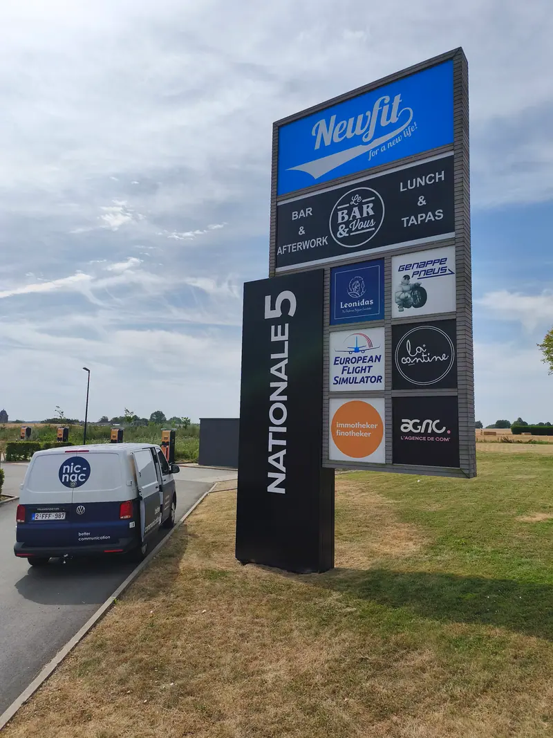 Nationale 5 signage totem listing the businesses on the site