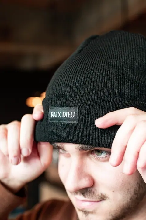 Black beanie with a woven Paix Dieu label