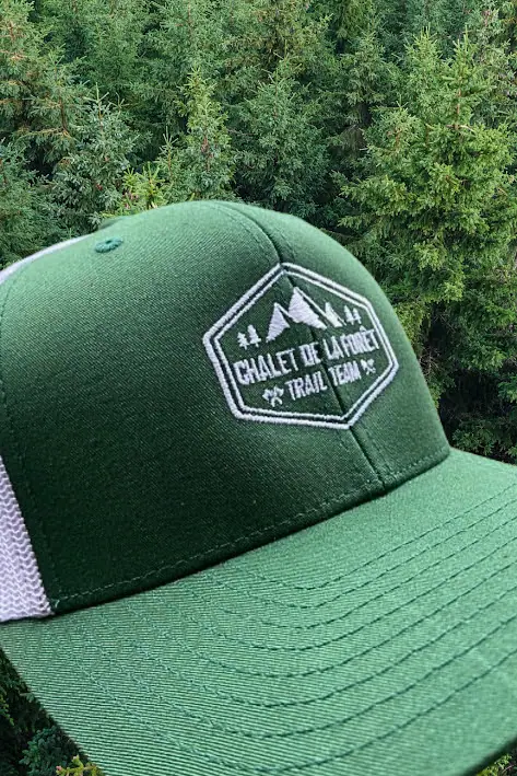 Green cap embroidered with Chalet de la forêt Trail Team
