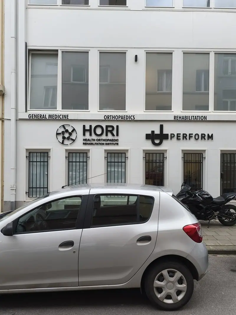 Façade with UPerform and Hori signs