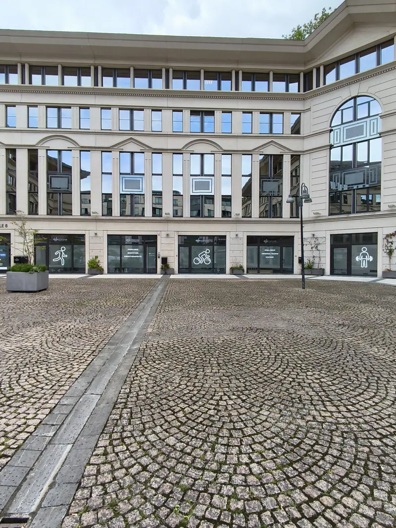 Façade d’immeuble avec lettrages UPerform sur les vitrines